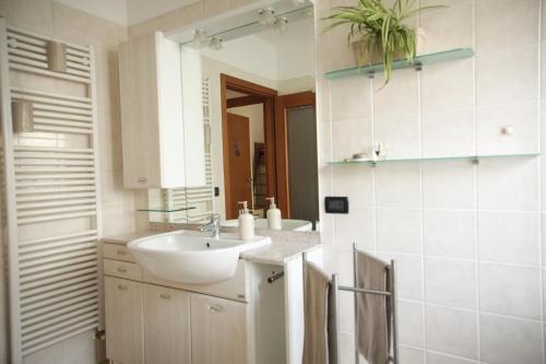 uma casa de banho com um lavatório e um espelho em Sole&Luna Apartment em Trento