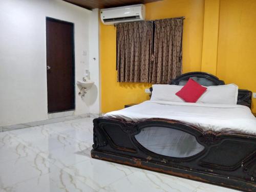 Een bed of bedden in een kamer bij TRI HOTEL