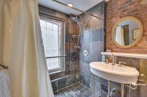 La salle de bains est pourvue d'un lavabo et d'un miroir. dans l'établissement Cozy Boston Vacation Rental with Rooftop Deck!, à Boston