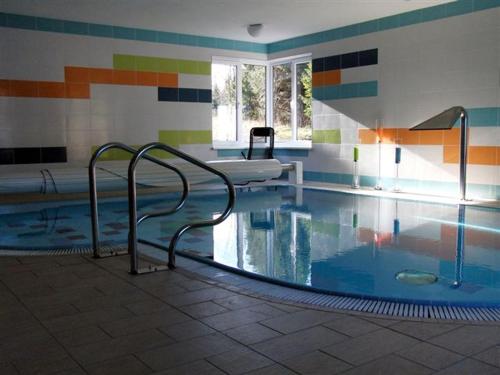 uma grande piscina com piscina em Rekreačné zariadenie Crocus em Vysoké Tatry