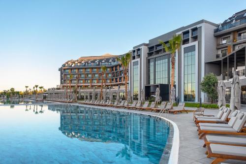 una piscina con tumbonas y un hotel en Lago Hotel, en Side