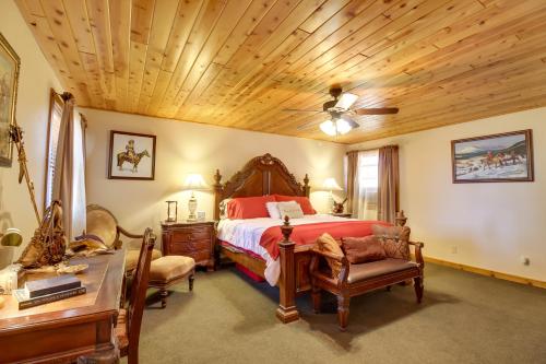 - une chambre avec un lit et un plafond en bois dans l'établissement High Country Farmhouse Near Sitgreaves Natl Park!, à Overgaard