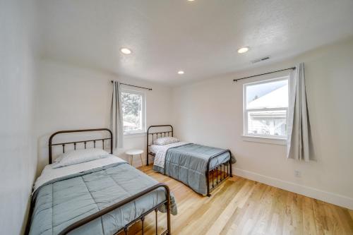- 2 lits dans une chambre avec 2 fenêtres dans l'établissement Pet-Friendly Idaho Retreat Near Beaches and Hiking!, à Coeur d'Alene