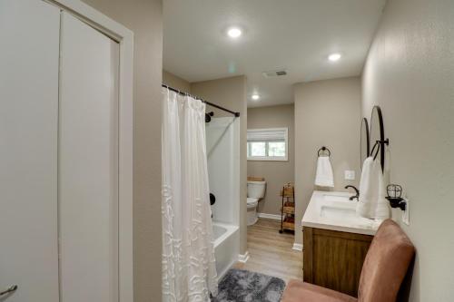 uma casa de banho com um chuveiro, um lavatório e um WC. em Arkansas Vacation Rental on Greers Ferry Lake! em Fairfield Bay