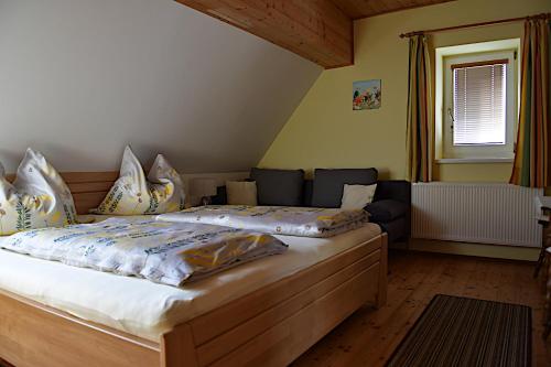 ein Schlafzimmer mit einem großen Bett in einem Zimmer in der Unterkunft Hochfelner-Prutti - Stockerhof in Sankt Marein bei Knittelfeld