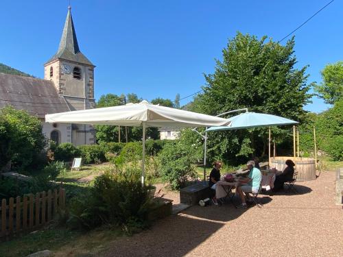 RochessonにあるLa petite chouetteの傘下に座る人々