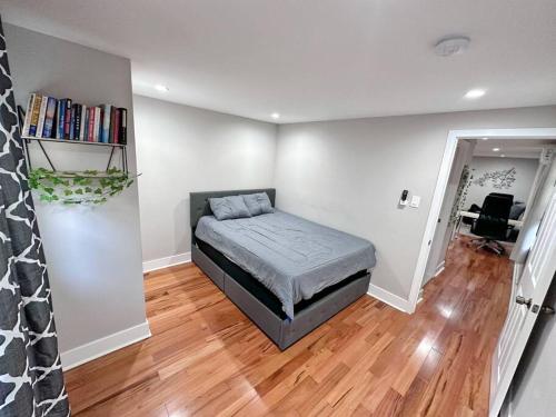 una camera con letto e pavimento in legno di Renovated Private 1B/1B w Kitchen a Philadelphia