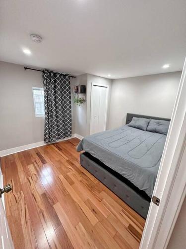 una camera con letto e pavimento in legno di Renovated Private 1B/1B w Kitchen a Philadelphia