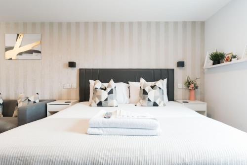 Postel nebo postele na pokoji v ubytování Prime Suites Lytham
