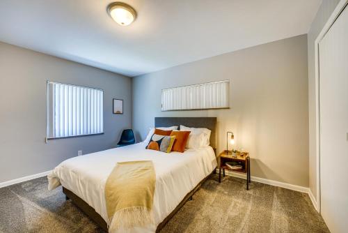 Un dormitorio con una cama grande y una ventana en Pet-Friendly Vacation Rental Apt Near Bishop Park!, 