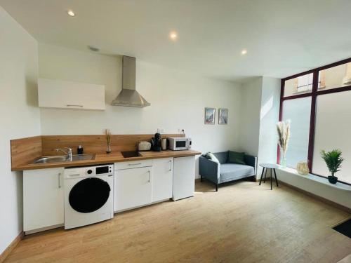 une cuisine avec un évier et un lave-vaisselle dans l'établissement Le naturel, à Caussade