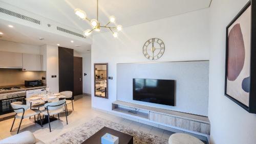 TV a/nebo společenská místnost v ubytování STAY BY LATINEM Luxury 1BR Holiday Home CVR B3109 near Burj Khalifa