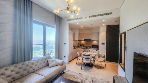 Posezení v ubytování STAY BY LATINEM Luxury 1BR Holiday Home CVR B3109 near Burj Khalifa