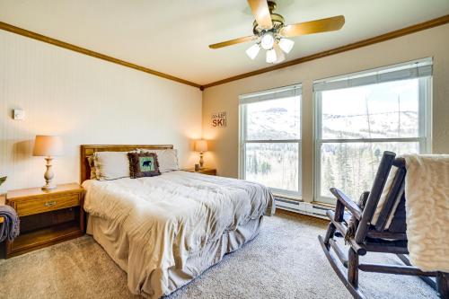 - une chambre avec un lit, une chaise et une fenêtre dans l'établissement Cozy Utah Escape with Mountain Views!, à Brian Head
