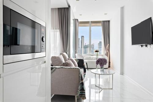 曼谷的住宿－Hyde Sukhumvit 11 by LeFoyer，带沙发和电视的客厅