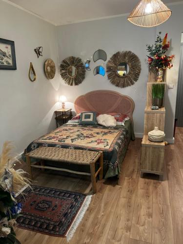 ein Schlafzimmer mit einem Bett und zwei Spiegeln an der Wand in der Unterkunft Casa Marana in Borgo