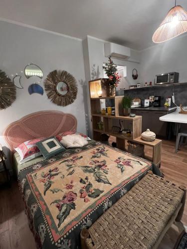 ein Schlafzimmer mit einem Bett mit einer Decke darauf in der Unterkunft Casa Marana in Borgo