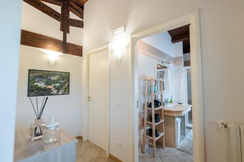 アンドリアにあるB&B Villa Adrianaのバスルーム(シンク、鏡付)が備わる客室です。