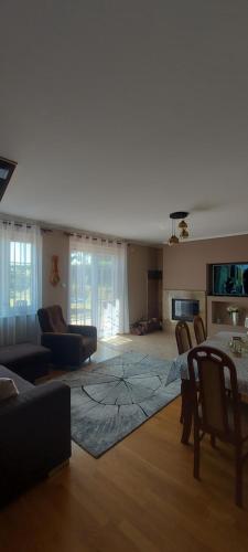 Bogdany的住宿－Warmiński Chillout，带沙发、床和桌子的客厅