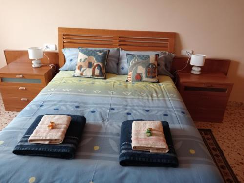 ein Bett mit zwei Handtüchern darauf in der Unterkunft Apartamento-Casa turística l'Espígol in San Lorenzo de Morunys