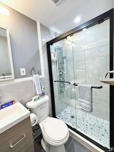 Bathroom sa Renovated Private 1B/1B w/ Kitchen
