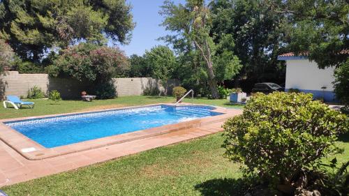 チクラナ・デ・ラ・フロンテーラにあるChalet con piscina privada, natural y acogedorの家庭のスイミングプール