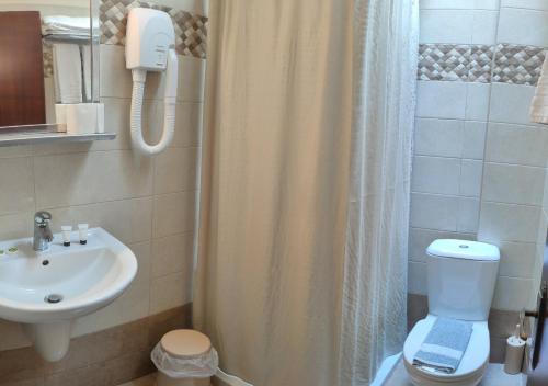 フリにあるBorianoula Apartmentsのバスルーム(洗面台、トイレ、シャワー付)