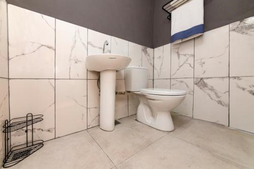 La salle de bains est pourvue de toilettes et d'un lavabo. dans l'établissement Vacation Flat w Garden Pool in Bodrum Gumusluk, à Gümüşlük