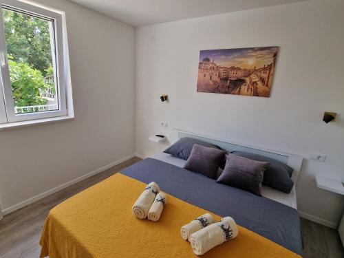 um quarto com uma cama com duas toalhas em Summerhouse Liber em Mlini