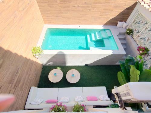 an overhead view of a swimming pool with two white couches at bellazaira in Ruidera