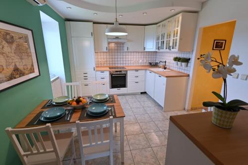 Una cocina o zona de cocina en Captain's Cabin Piran - free parking