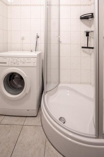 a bathroom with a toilet and a washing machine at Ferienwohnung Seebär in Wangerland