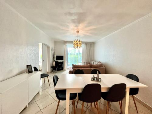 un salon avec une table et des chaises dans l'établissement L'ALTAIR - P4 à 2 pas du Pasino, 10 min des plages, clim, parking, à La Grande Motte