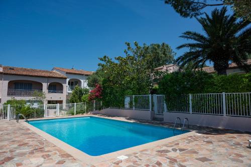 een zwembad voor een huis bij Superbe 3 pièces dans Saint Tropez avec piscine et terrasse in Saint-Tropez