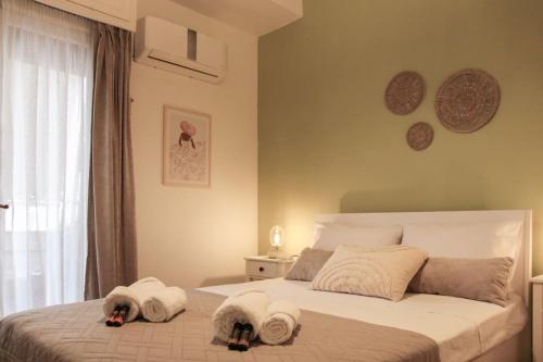 1 dormitorio con 2 perros en la cama en Πολυτελές διαμέρισμα-Πασαλιμάνι, en Pireo
