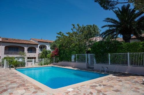 サントロペにあるCharmant Studio - C1の家の前のプール
