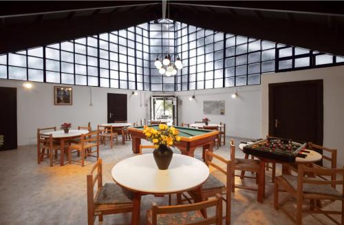 オルフェにあるHorizont idéző ParkMotelのテーブルとビリヤード台付きの広い客室です。
