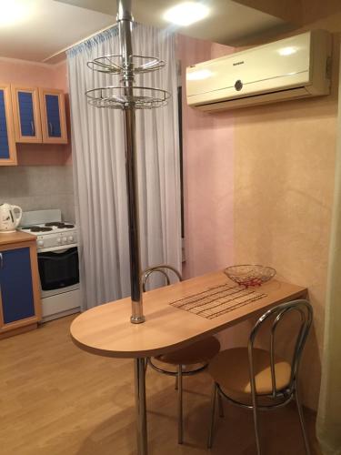een tafel en stoelen in een keuken met een licht bij Однокомнатная квартира посуточно in Balqash