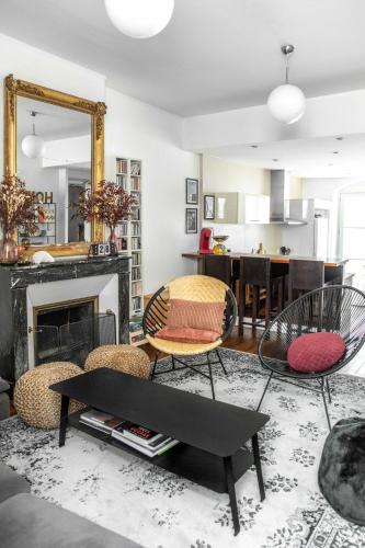 un salon avec deux chaises et une cheminée dans l'établissement La Demeure de Chemonton - 6 personnes, 2 chambres, à Blois