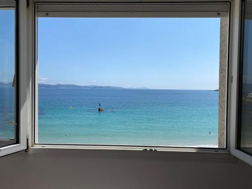 サンシェンショにあるArenaymar Homeの窓から海の景色を望めます。