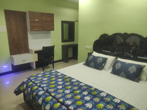 En eller flere senge i et værelse på SRINILAYAM LUXURY STAY HOMES