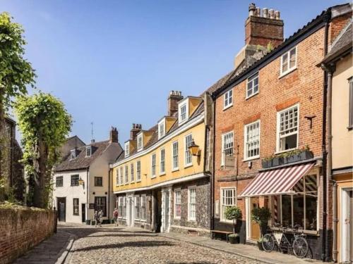 eine alte Straße in einer Stadt mit Gebäuden in der Unterkunft Relaxing retreat near Norfolk Broads in Norwich