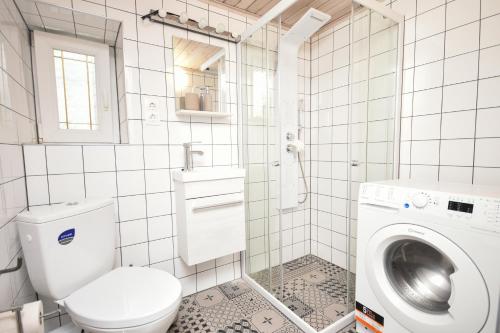 łazienka z toaletą i pralką w obiekcie Stylish home in downtown Budapest for 2-4 people w Budapeszcie