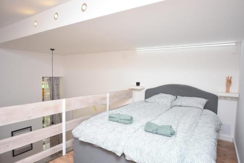 1 dormitorio blanco con 1 cama grande y 2 almohadas en Stylish home in downtown Budapest for 2-4 people, en Budapest