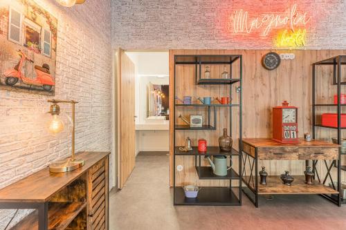 um quarto com prateleiras de madeira e uma parede de tijolos em GuestReady - Magnolia Apartments - Studio 2 no Porto