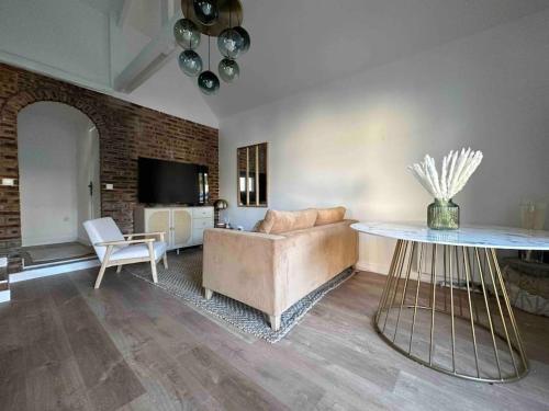 un salon avec un canapé et une table dans l'établissement Maison Jardin Proche Paris, à Villejuif