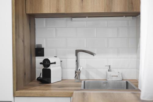 un bancone della cucina con lavandino e frullatore di Sabbia Mini Pool Suites a Preveza