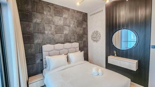 Postel nebo postele na pokoji v ubytování STAY BY LATINEM Luxury 1BR Holiday Home CVR B1303 near Burj Khalifa