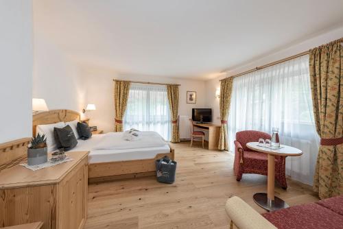 A bed or beds in a room at Hotel Dosses