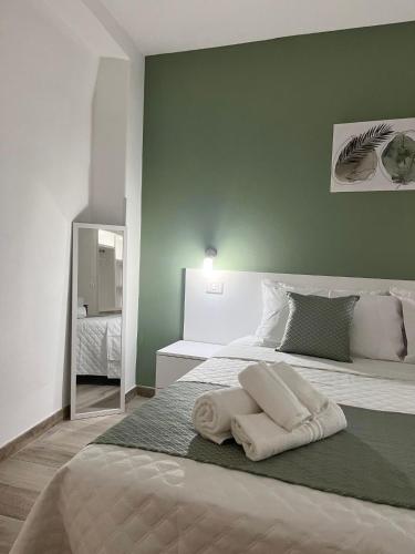 um quarto com uma cama com duas toalhas em Casa Vacanze Arcobaleno em Gasponi